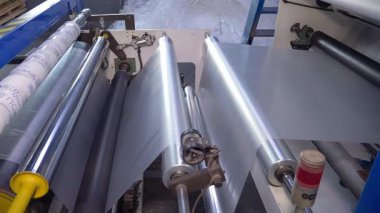 Kyiv, Ukrayna - 3 Nisan 2025: Video seti. Plastik geri dönüşüm tesisi. Polietilen geri dönüşümü. Plastiği ev polietilen torbalarına dönüştürüyorum..