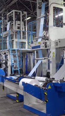 Plastik geri dönüşüm tesisi. Polietilen geri dönüşümü. Plastiği ev polietilen torbalarına dönüştürüyorum. Dikey video.