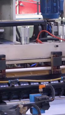 Plastik geri dönüşüm tesisi. Polietilen geri dönüşümü. Plastiği ev polietilen torbalarına dönüştürüyorum. Dikey video.