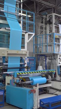 Plastik geri dönüşüm tesisi. Polietilen geri dönüşümü. Plastiği ev polietilen torbalarına dönüştürüyorum. Dikey video.