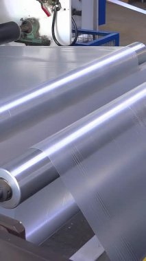 Plastik geri dönüşüm tesisi. Polietilen geri dönüşümü. Plastiği ev polietilen torbalarına dönüştürüyorum. Dikey video.