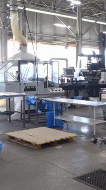 Plastik geri dönüşüm tesisi. Polietilen geri dönüşümü. Plastiği ev polietilen torbalarına dönüştürüyorum. Dikey video.