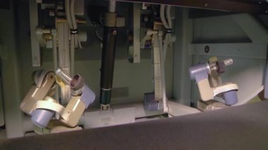 Cerrahi bir robotun kontrol merkezi. Robot cerrahi odasında. Cerrah ameliyatı cerrahi robotun kontrol merkezinden gerçekleştirir. Robot cerrahi. 