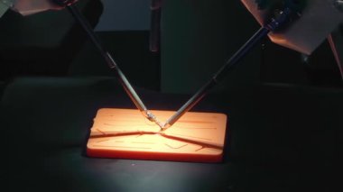 Cerrahi bir robotun kontrol merkezi. Robot cerrahi odasında. Cerrah ameliyatı cerrahi robotun kontrol merkezinden gerçekleştirir. Robot cerrahi. 