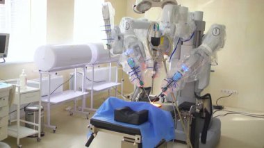 KYIV, UKRAINE - 22 Haziran 2022 Robot cerrahi odasında. Cerrahi operasyonlar için bir robot. Robot cerrahi. Bir robot cerrahın ameliyat yaptığı modern bir tıbbi klinik.. 