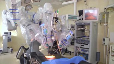 KYIV, UKRAINE - 22 Haziran 2022 Robot cerrahi odasında. Cerrahi operasyonlar için bir robot. Robot cerrahi. Bir robot cerrahın ameliyat yaptığı modern bir tıbbi klinik.. 