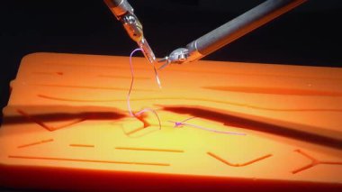 Cerrahi bir robotun kontrol merkezi. Robot cerrahi odasında. Cerrah ameliyatı cerrahi robotun kontrol merkezinden gerçekleştirir. Robot cerrahi. 