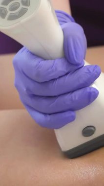 Gelişmiş masaj teknolojileri. Lazer masaj aleti. Masaj. Dikey video.