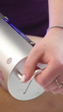 Gelişmiş masaj teknolojileri. Lazer masaj aleti. Masaj. Dikey video.