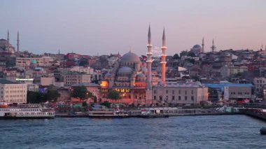 Galata Köprüsü manzarası. İstanbul 'daki Golden Horn' un karşısındaki Galata Köprüsü. Boğaz. Boğaz. İstanbul. Türkiye.