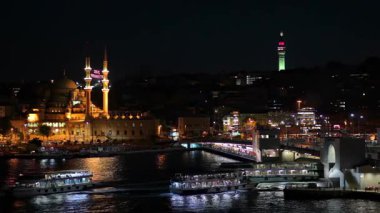 Galata Köprüsü manzarası. İstanbul 'daki Golden Horn' un karşısındaki Galata Köprüsü. Boğaz. Boğaz. İstanbul. Türkiye.