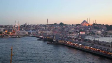 Galata Köprüsü manzarası. İstanbul 'daki Golden Horn' un karşısındaki Galata Köprüsü. Boğaz. Boğaz. İstanbul. Türkiye.