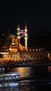 Galata Köprüsü manzarası. İstanbul 'daki Golden Horn' un karşısındaki Galata Köprüsü. Boğaz. Boğaz. İstanbul. Hindi. Dikey video.