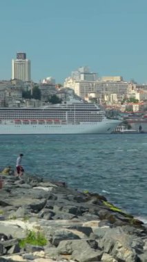 Boğaz. Boğaz. İstanbul. Hindi. İstanbul 'daki Boğaz Boğazı kıyısında. Dikey video.