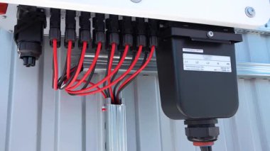 Eski Sovyet apartmanlarının çatısındaki güneş panelleri. Çatıda güneş enerjisi santrali var. Bir apartmanın çatısındaki güneş panelleri.. 