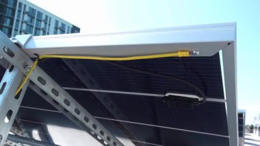 Eski Sovyet apartmanlarının çatısındaki güneş panelleri. Çatıda güneş enerjisi santrali var. Bir apartmanın çatısındaki güneş panelleri.. 