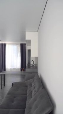 Tadilattan sonra daire. Tadilattan sonra özel ev. Bir konakta yenilenmiş bir daire. Dikey video.