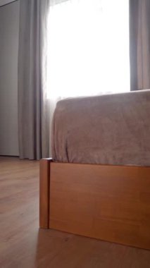 Tadilattan sonra daire. Tadilattan sonra özel ev. Bir konakta yenilenmiş bir daire. Dikey video.