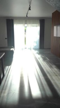 Tadilattan sonra daire. Tadilattan sonra özel ev. Bir konakta yenilenmiş bir daire. Dikey video.