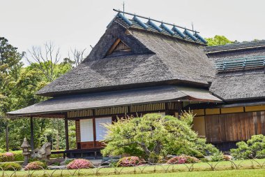 OKAYAMA, JAPONYA - 22 Mayıs 2023: Japonya 'nın Okayama kentinde popüler bir turizm merkezi olan güzel Korakuen Bahçesi' nde sakin bir yürüyüş yapan ziyaretçiler. 