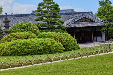 OKAYAMA, JAPONYA - 22 Mayıs 2023: Japonya 'nın Okayama kentinde popüler bir turizm merkezi olan güzel Korakuen Bahçesi' nde sakin bir yürüyüş yapan ziyaretçiler. 