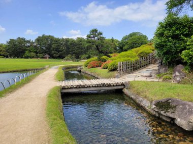 OKAYAMA, JAPONYA - 22 Mayıs 2023: Japonya 'nın Okayama kentinde popüler bir turizm merkezi olan güzel Korakuen Bahçesi' nde sakin bir yürüyüş yapan ziyaretçiler. 
