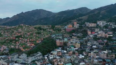 Jiufen 'in İHA' sından 4k hava görüntüsü. Jioufen ya da Chiufen diye de yazılıyor. Ruifang bölgesinde bir dağ bölgesi, New Taipei City.