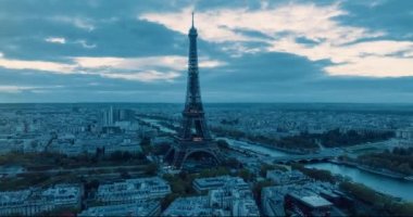 Eiffel Kulesi 'nin Seine nehri boyunca bir zaman atlaması ve uçan teknelerin geçmesi. Altın sarısı yapraklarla güneşli ama bulutlu bir sonbahar günü, Paris City Riverside Bay view Köprüsü. Paris, Fransa 'daki Eyfel Kulesi.