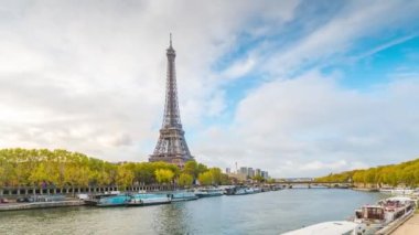 Paris Eyfel Kulesi ve Paris, Fransa için gün batımında Seine Nehri. Eyfel Kulesi Paris en ikonik yerlerinden biridir.