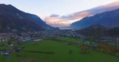 Interlaken, İsviçre 'den Interlaken' in hava görüntüsü. Interlaken nehri, Interlaken, Interlaken, Interlaken ve Interlaken kameraları tarafından çekildi..