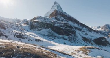 Matterhorn Dağı, Zermatt İsviçre hava sahasında güneşli bir kış günü. Matterhorn Zermatt İsviçre.