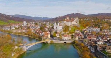 Aarburg şehrindeki Aare nehri üzerinde uçuş. İsviçre 'deki Aarburg kasabasının kilisesi ve kalesi etrafında dönen sonbahar hava aracı. Aarburg Kalesi 'nin hava manzarası.
