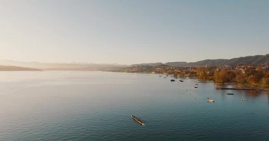 Limmat Nehri 'nin İsviçre' nin en büyük şehrinde Zürih Gölü 'ne katıldığı Zürih' in hava görüntüleri. Zürih şehrinin hava gözlem dronu.