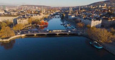 Limmat Nehri 'nin İsviçre' nin en büyük şehrinde Zürih Gölü 'ne katıldığı Zürih' in hava görüntüleri. Zürih şehrinin hava gözlem dronu.