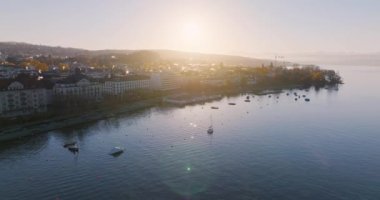 Limmat Nehri 'nin İsviçre' nin en büyük şehrinde Zürih Gölü 'ne katıldığı Zürih' in hava görüntüleri. Zürih şehrinin hava gözlem dronu.