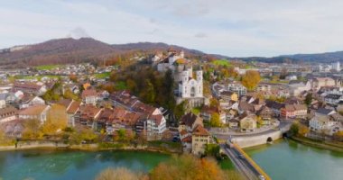 Aarburg şehrindeki Aare nehri üzerinde uçuş. İsviçre 'deki Aarburg kasabasının kilisesi ve kalesi etrafında dönen sonbahar hava aracı. Aarburg Kalesi 'nin hava manzarası