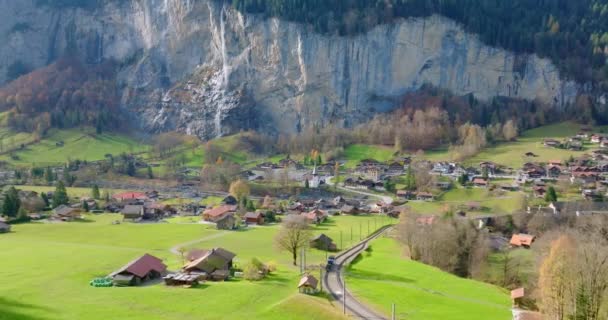 Famosa Ciudad Lauterbrunnen Cascada Staubbach Bernese Oberland Suiza Europa Valle — Vídeo de stock
