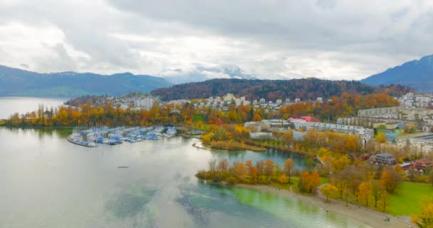卢塞恩市的空中景观 城市的湖边 卢塞恩湖 Vierwaldstattersee 水晶清澈的水 瑞士的景观全景 从上方 — 图库视频影像