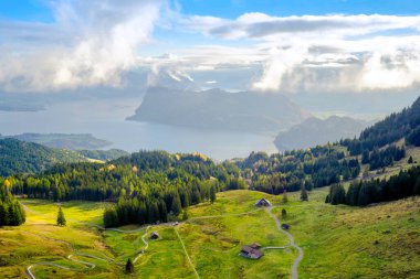 Yüksek açılı manzara, İsviçre 'nin Kriens kentindeki Lucerne Gölü ve yüksek dağları gösteriyor.
