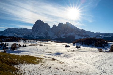 Gündoğumu, ışıltı, parlak renkli gökyüzü Sonbaharda Santa Maddalena 'da renkli ağaçlar, Dolomitler, İtalya.