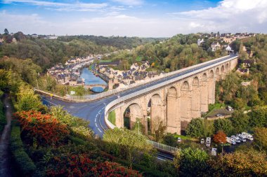 La Rance Nehri ve Dinan Limanı üzerindeki Viaduc de Dinan Köprüsü manzarası, Brittany, Fransa.