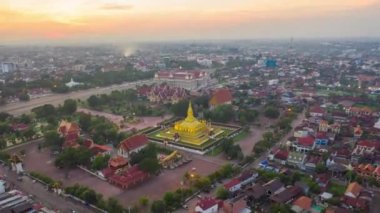 4k Hyper lapse, Wat Phra 'nın insansız hava aracı Luang, Vientiane, Laos PDR tarafından havadan görüntülendi. Lao tapınağında gün batımı.