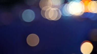 Bokeh Gece Trafiği Çemberi 'ni taşıyorum. Bulanık Trafik ve Otomobil Işığı Bokeh