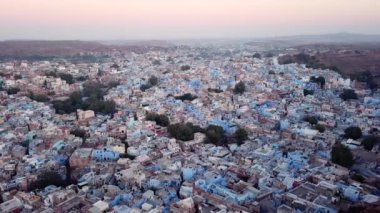 Hindistan, Rajasthan, Jodhpur 'daki Blue City köyünün 4k insansız hava aracı..