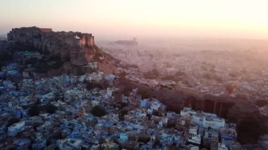 Blue City 'nin 4k insansız hava aracı ve Mehrangarh Kalesi Jodhpur, Rajasthan, Hindistan.