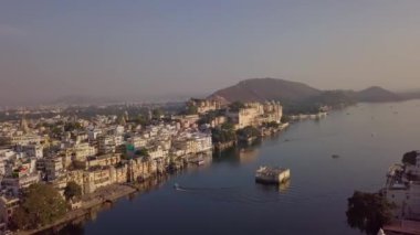 Pichola Gölü ve Şehir Sarayı, Udaipur, Rajasthan, Hindistan insansız hava aracı 4k video