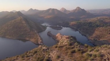 Bahubali tepesi ve Hindistan, Udaipur, Rajasthan 'daki dağların 4k drone' u..
