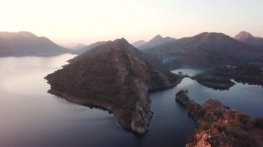 Bahubali tepesi ve Hindistan, Udaipur, Rajasthan 'daki dağların 4k drone' u..