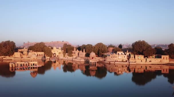 Flygfoto Drönare Helveten Och Tempel Vid Gad Sisar Lake Jaisalmer — Stockvideo