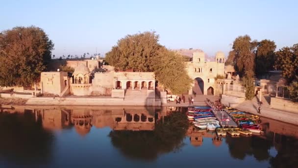 Letecký Pohled Dron Svatyně Chrámů Jezera Gad Sisar Jaisalmer Indie — Stock video